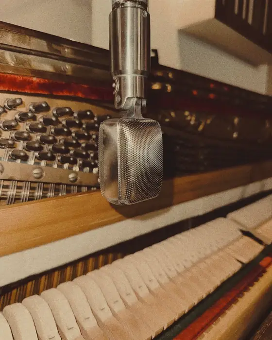Ribbon mic inside piano